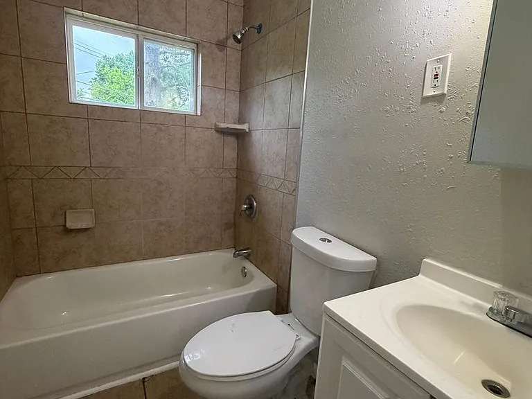 35 Saint Justin Dr — Photo 2