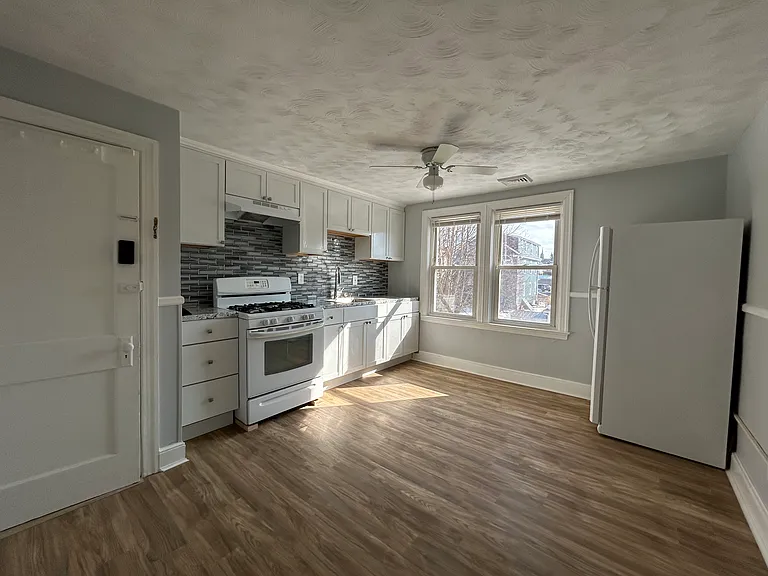 52 Monroe Ave #2F — Photo 4