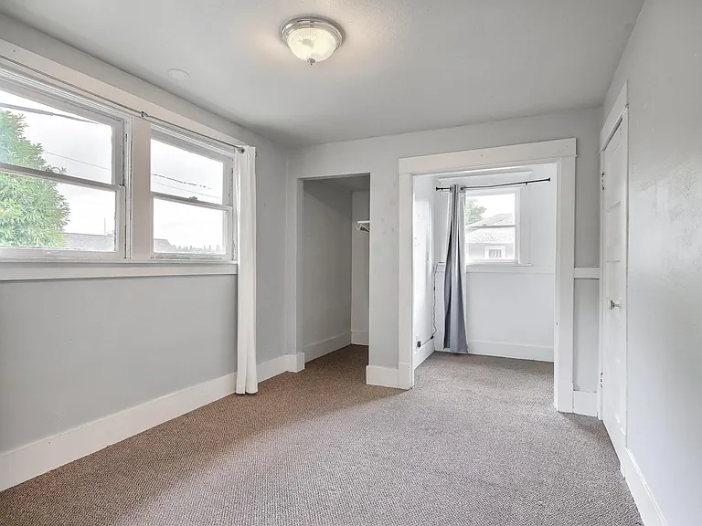 5046 20th Ave NE — Photo 8