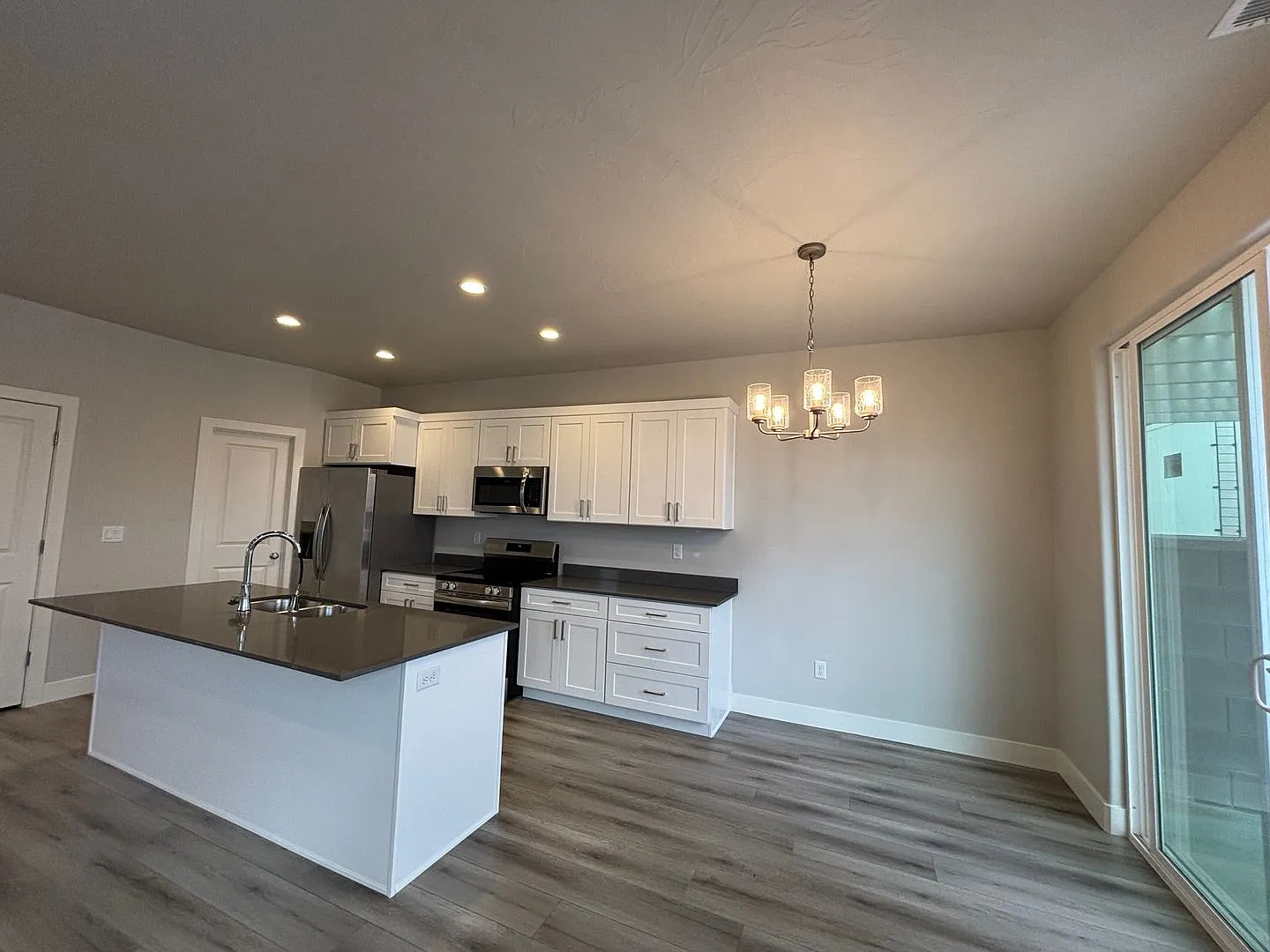 4 Bedroom Townhome! — Photo 4