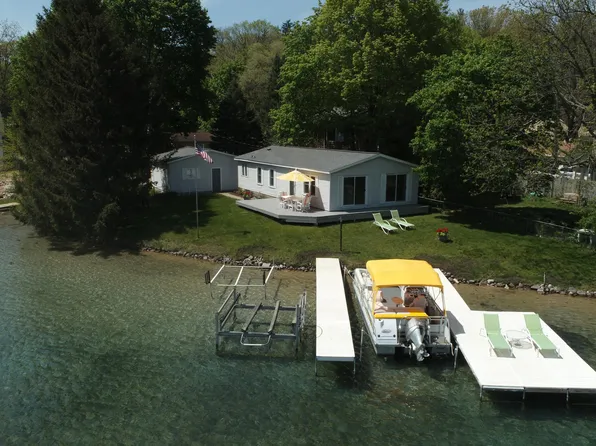 257 S Gull Lake Dr, Richland, MI 49083