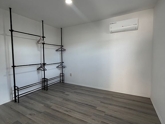 4th image of 4007 Deleuil Ave #1