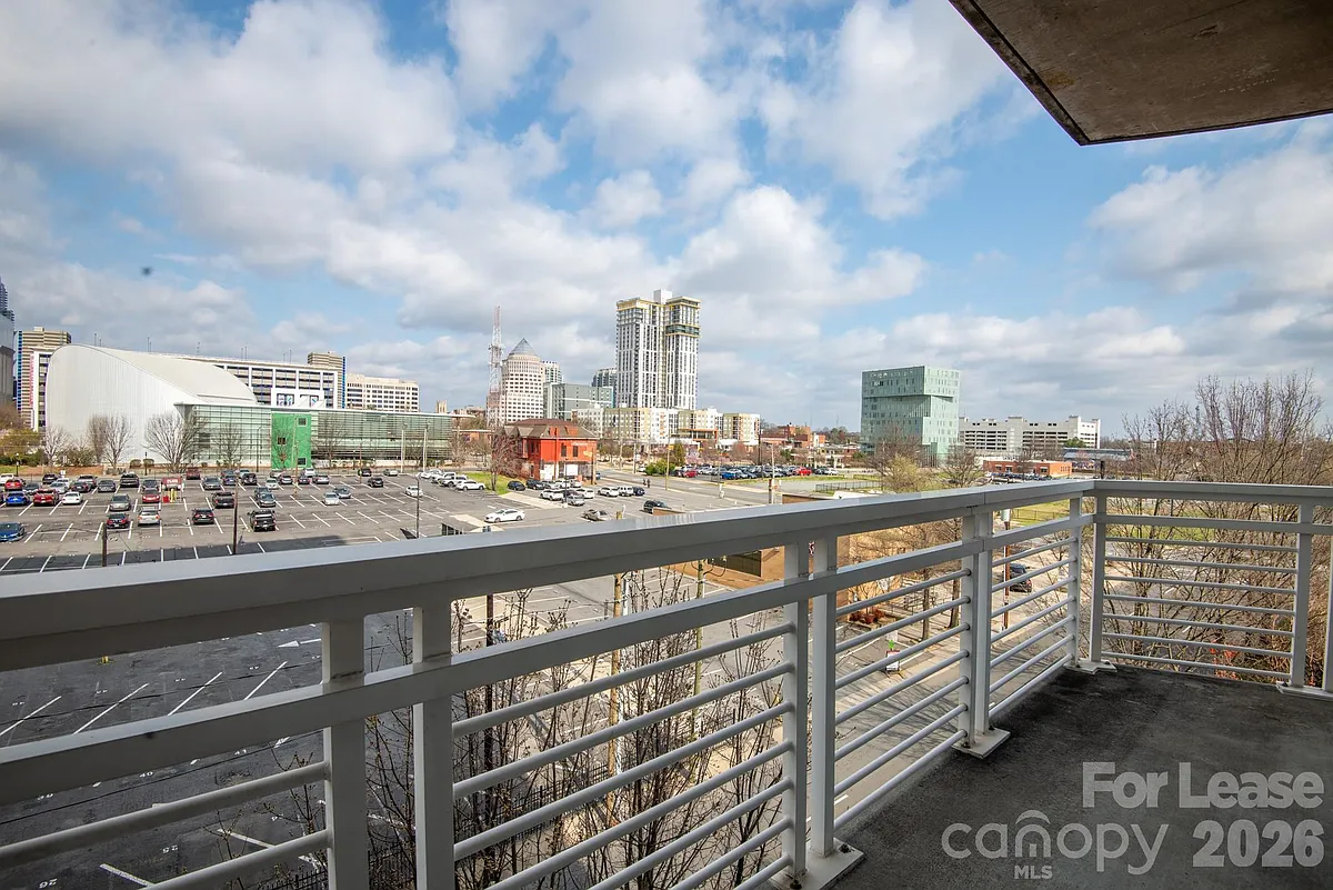 Building Photo - 505 E 6th St #504