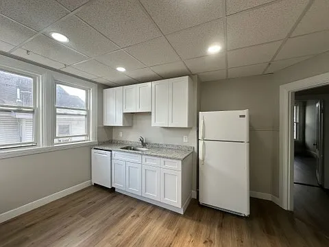 3 bed, 1000 sqft, $2,250 — Photo 2