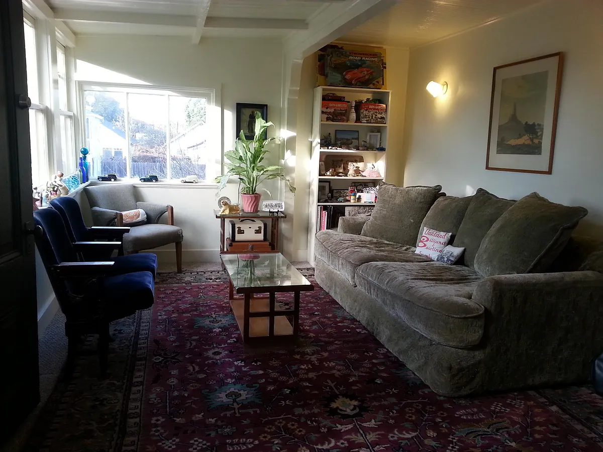 Living room. - 5530 Beaudry St #D