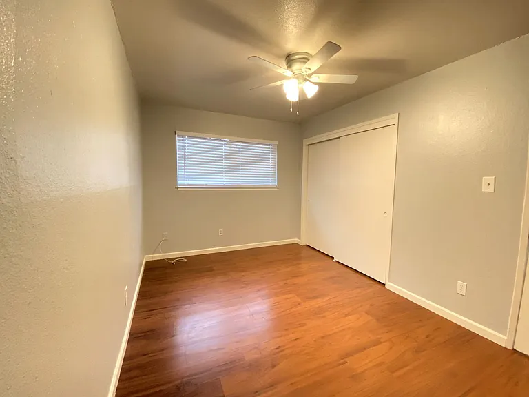 Lone Pine Apartments — Photo 34