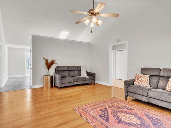 110 White Oak Dr, Greer, SC 29651