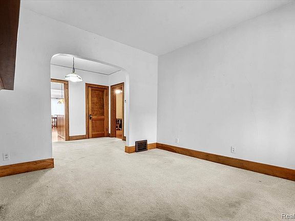 5th image of 133 Oak St