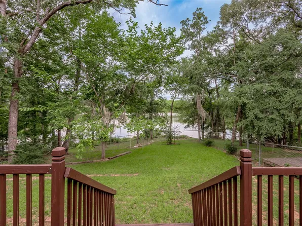 221 Chestnut Bnd, Huntsville, TX 77320