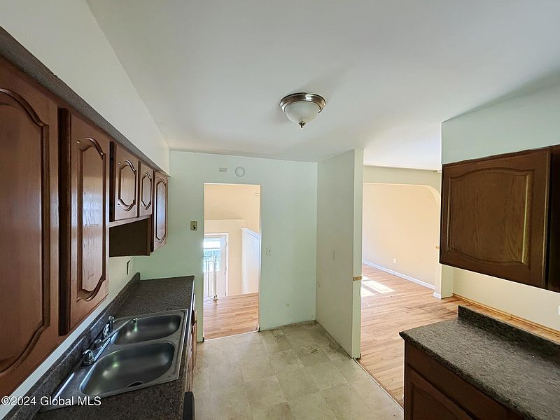 4th image of 27 Moulds Avenue
