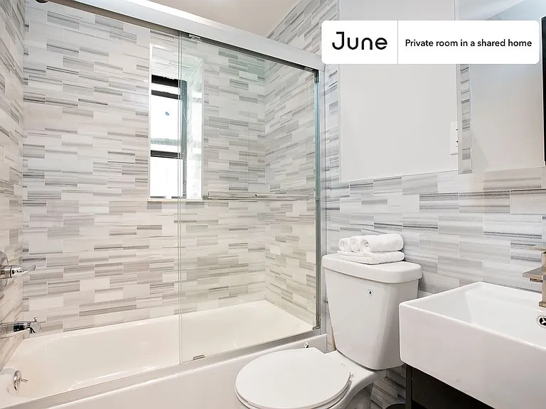 320 Manhattan Ave #B — Photo 4