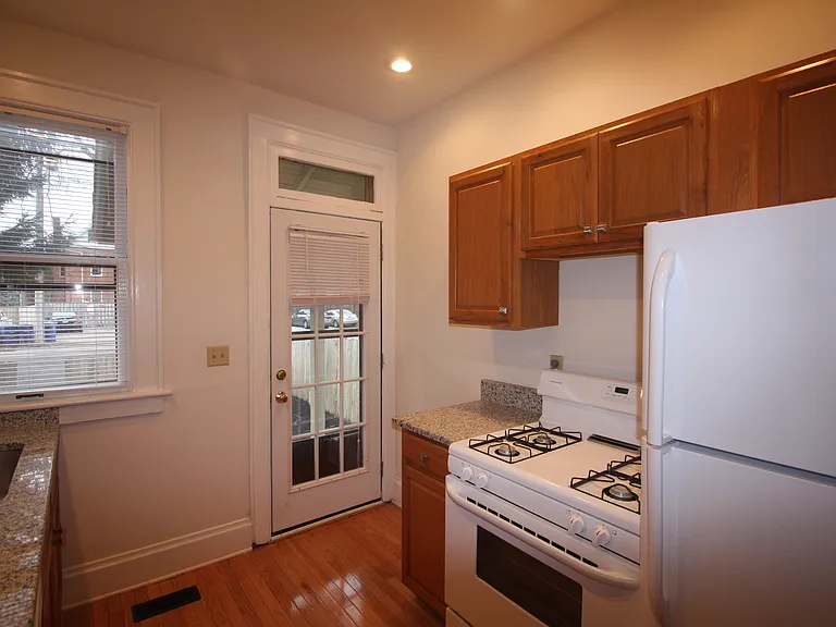 74 W Greenwood Ave — Photo 3