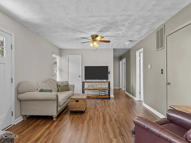 620 E New England Ave — Photo 5