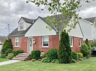 560 Albert St, East Meadow, NY 11554