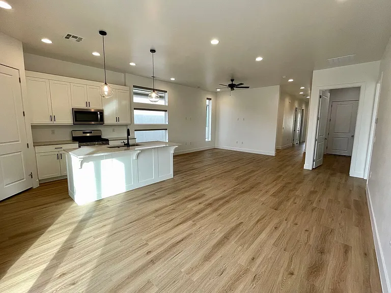 2818 E Church Oak Dr — Photo 7