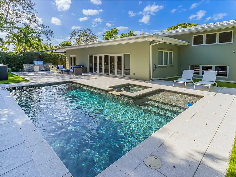 301 Shore Dr E — Photo 46