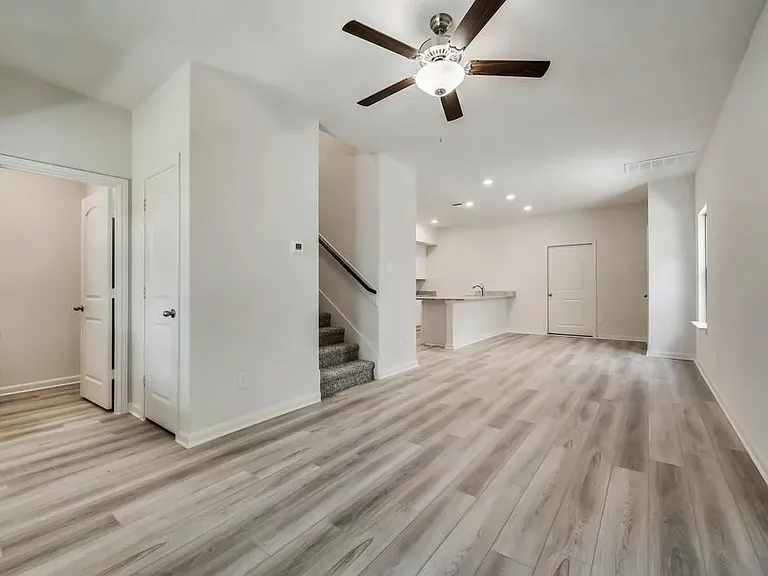 1224 Parker Dr — Photo 3