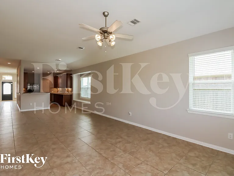 131 Brazos Dr — Photo 5
