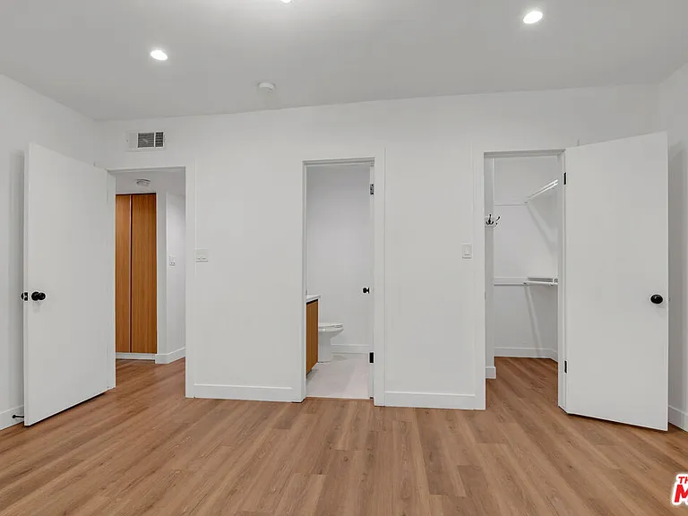 950 Havenhurst Dr #6 — Photo 17