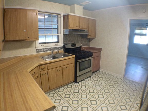 4th image of 2614 Oxford Ave