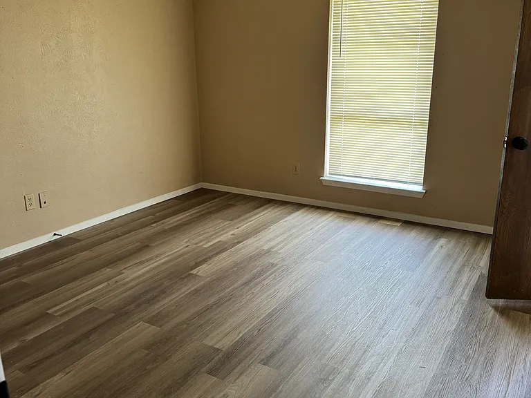 1422 Kingsbridge Dr — Photo 8