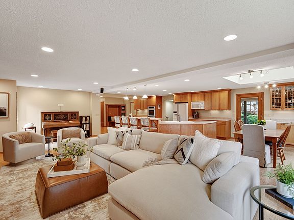 3rd image of 313 SW Kennybrook Dr