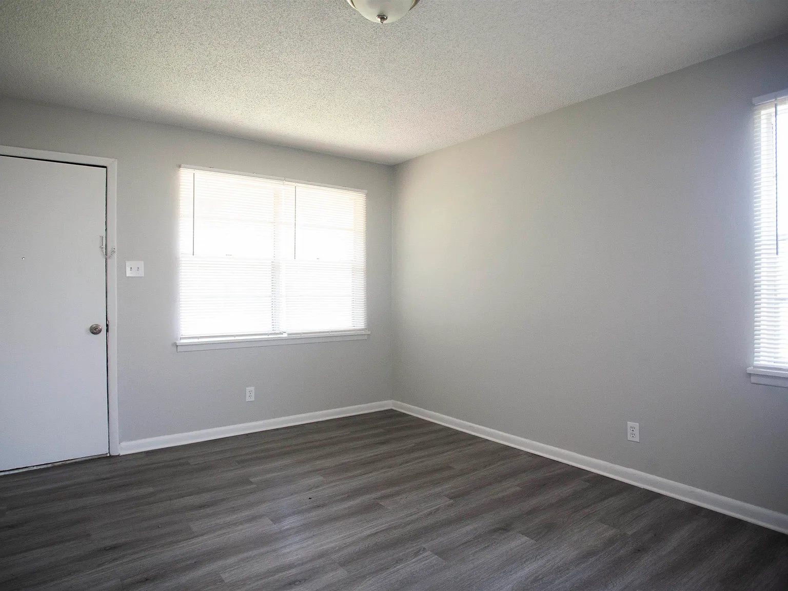 3 bed, 1.0 bath, 928 sqft, $875 — Photo 2