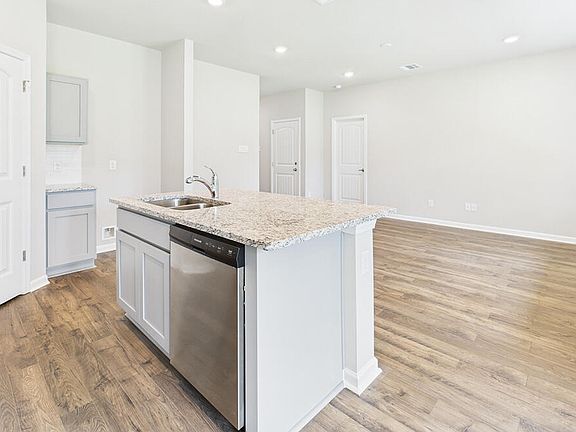 5th image of 137 Colett Dr