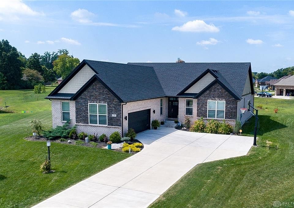 1st image of 8 Buckeye Ct
