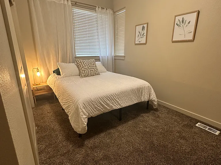 Guest Room (queen bed)