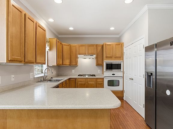 5th image of 1301 Waterview Way