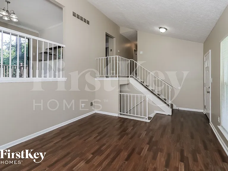 200 Parkmont Ct — Photo 3