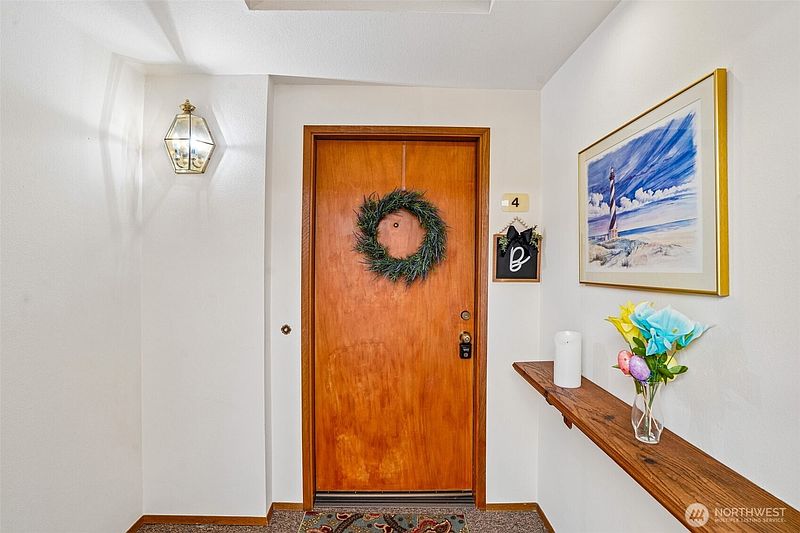 4th image of 910 S 248th Street #4