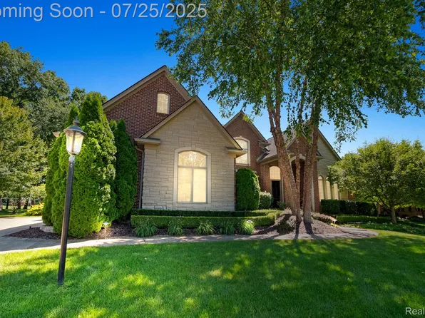 23737 Point O Woods Ct, South Lyon, MI 48178