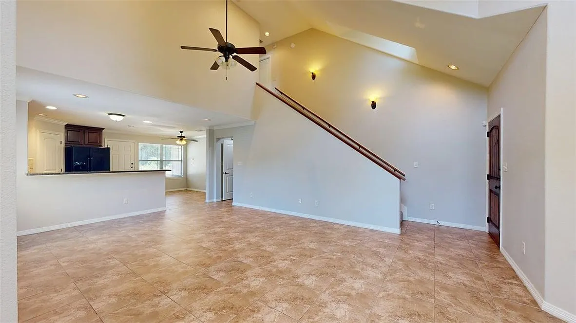 4 bed, 1895 sqft, $2,800 — Photo 3