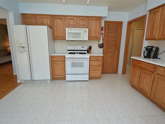 4th image of 3216 Farmbrook Ct