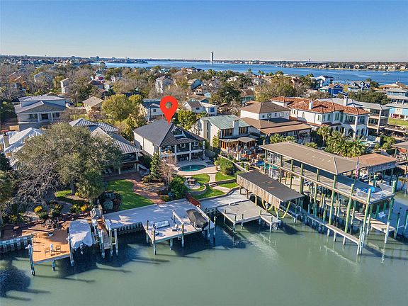 2nd image of 221 Blue Point Rd