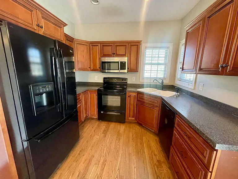 728 Sherman Dr — Photo 3