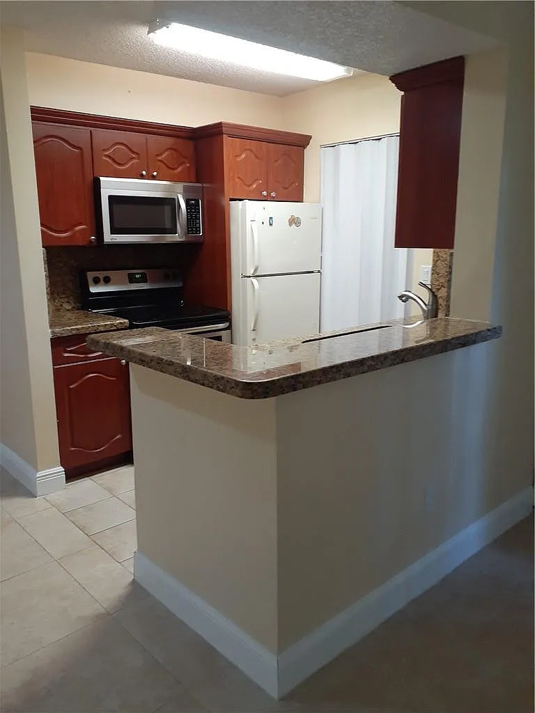 2 bed, 1.0 bath, 903 sqft, $1,850 — Photo 2