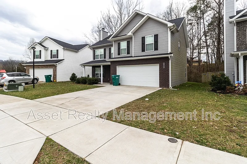 3 bed, 2.5 bath, 2083 sqft, $2,395 — Photo 3