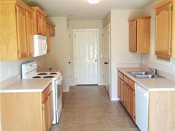 3rd image of 406 E Thistlewood Ave