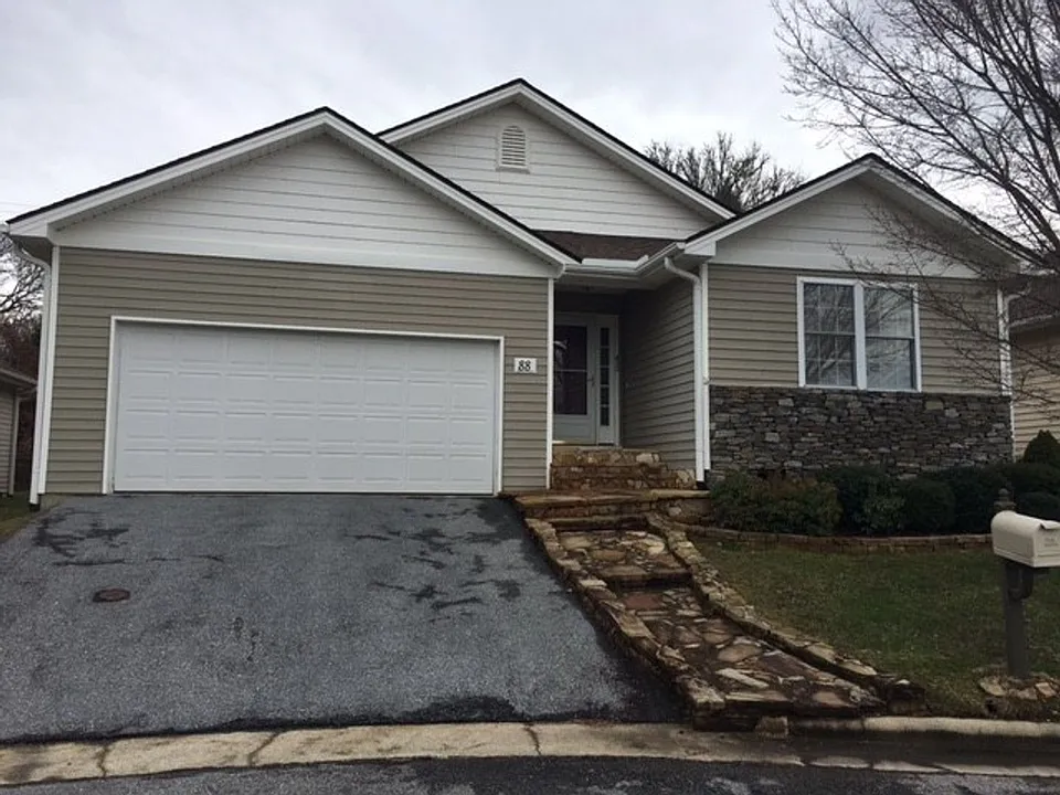 88 E Danbury Ln