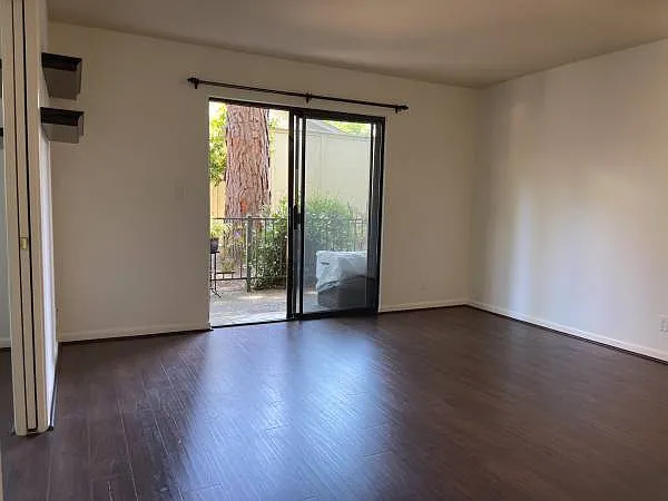 Building Photo - 324 Catalpa St #107