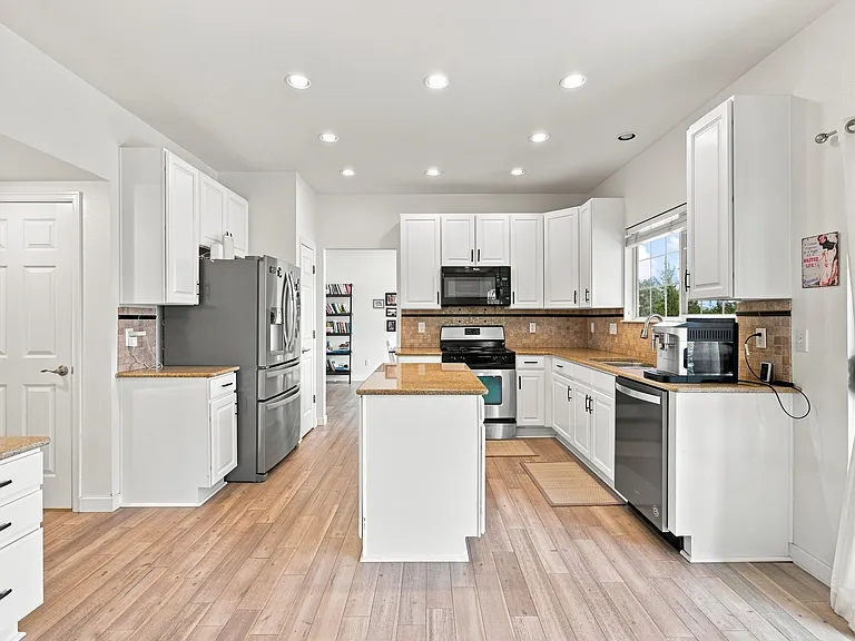 2445 Clayton Cir — Photo 14