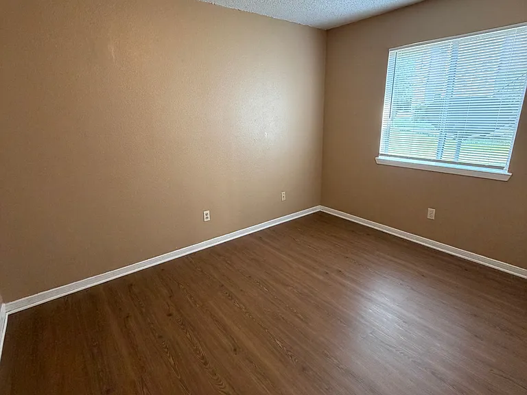 2000 Longmire Ct #12 — Photo 5