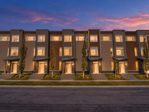 8354 S 9th Ave SW, Calgary, AB T3H 0Y4