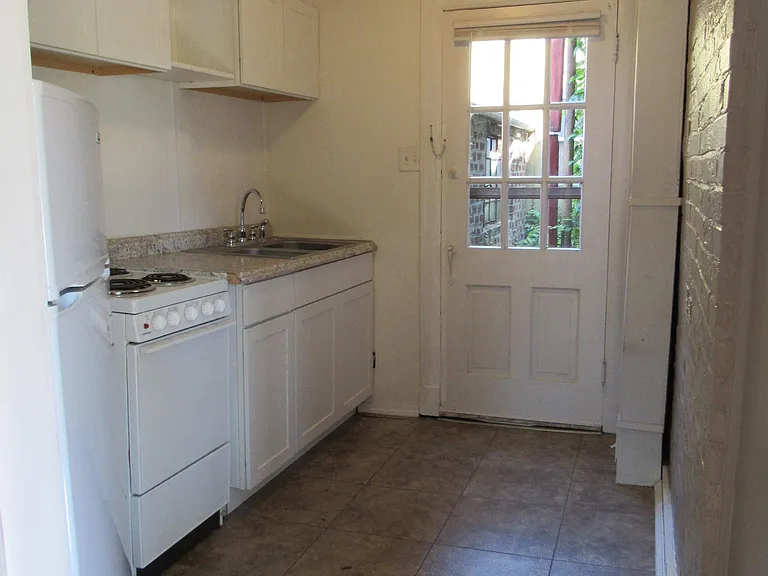 321 W Elm St — Photo 2
