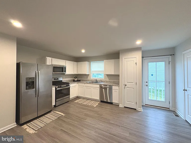 27003 Greenleaf Dr — Photo 4
