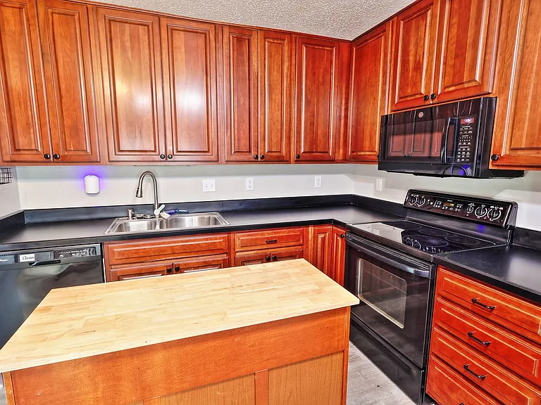 975 Barbizon Dr — Photo 8
