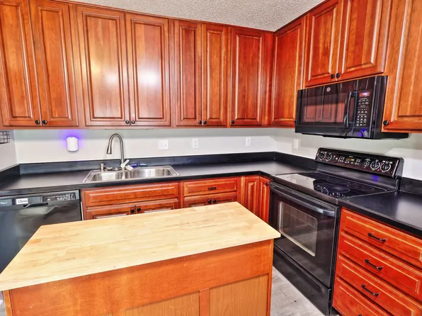 975 Barbizon Dr, Ballwin, MO 63021